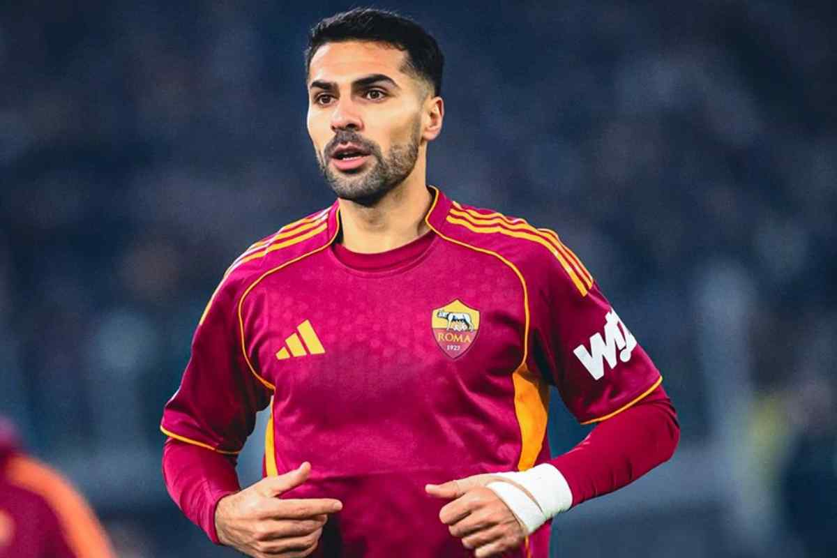 Zeki Celik in campo con la maglia della Roma 
