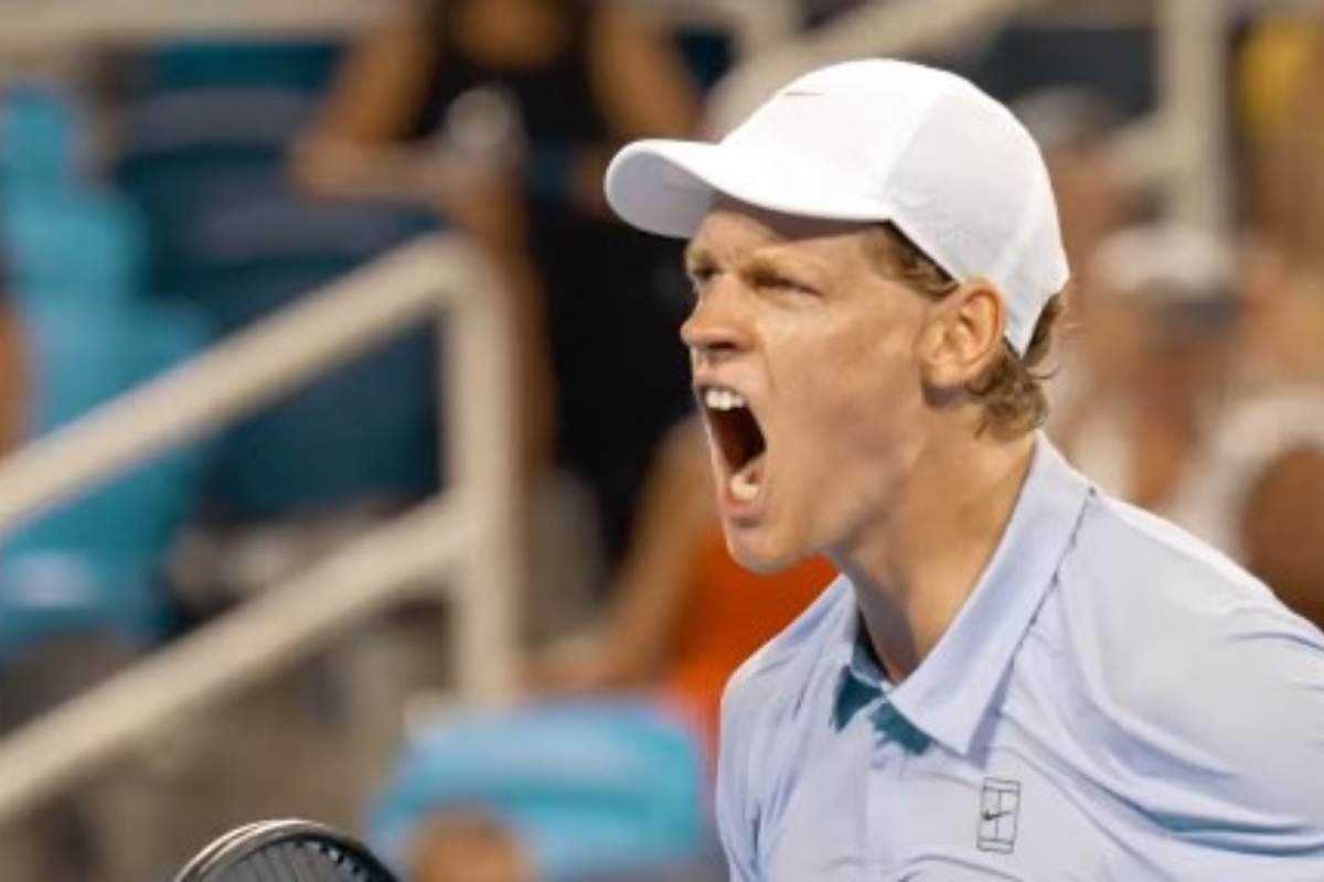 Jannik Sinner urla durante un match