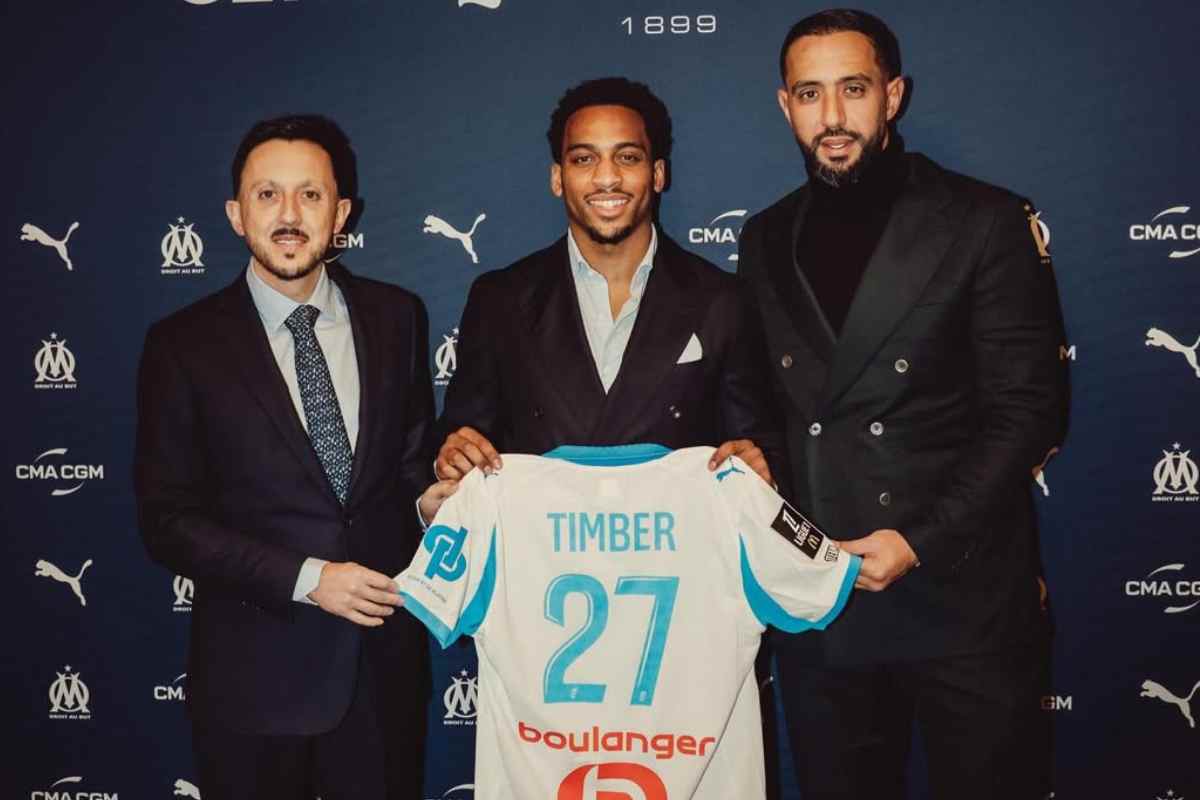 Quinten Timber mostra la maglia del Marsiglia durante la presentazione