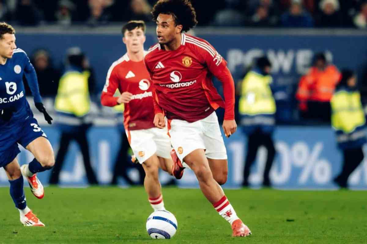 Joshua Zirkzee in campo con il Manchester United 